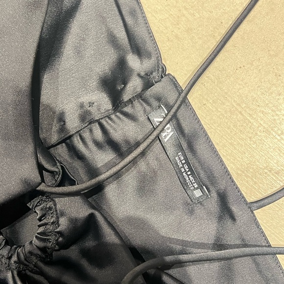 Zara cut our satin mini dress - Picture 2 of 4